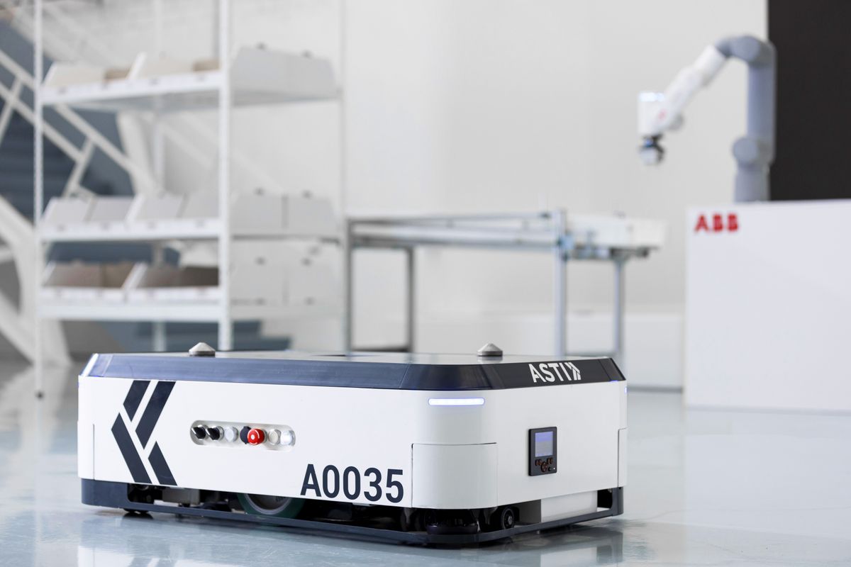 asti-ABB_Robotics_acquires_ASTI_Mobile_Robotics_Goods-to-person_GoFa_cobot_ASTI_EBOT_350.jpg