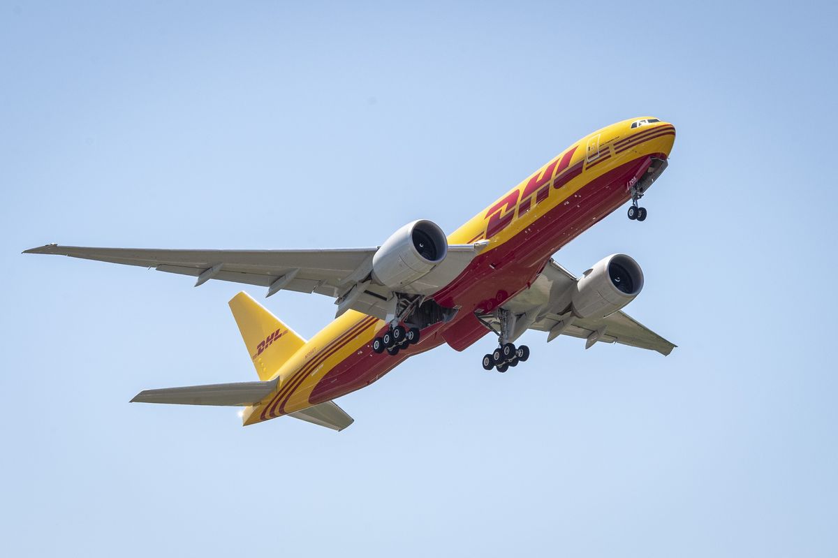 dhl-boeing-flying.jpg